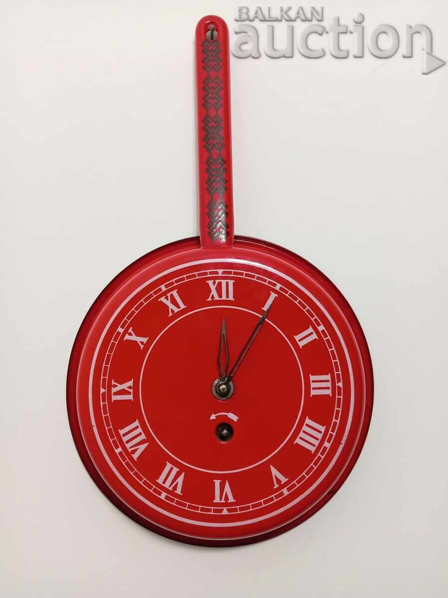 Ceas de perete tigaie retro vintage anii '70 cu preț 41.00 BGN | € 20.96 Ceas de perete tigaie retro vintage anii '70 cu preț 41.00 BGN | € 20.96