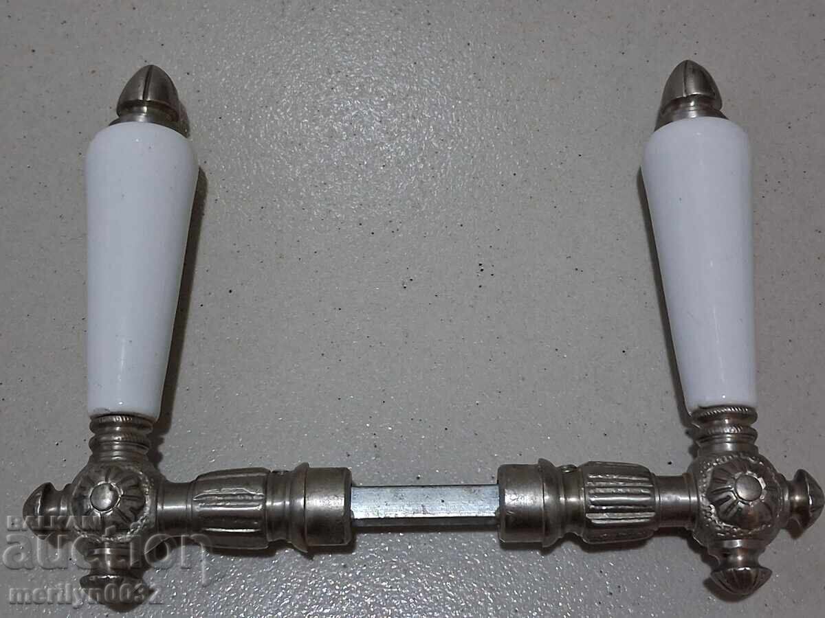 Стара брава бронзов обков ръкохватки с порцелан с цена 69.00 лв. | € 35.28