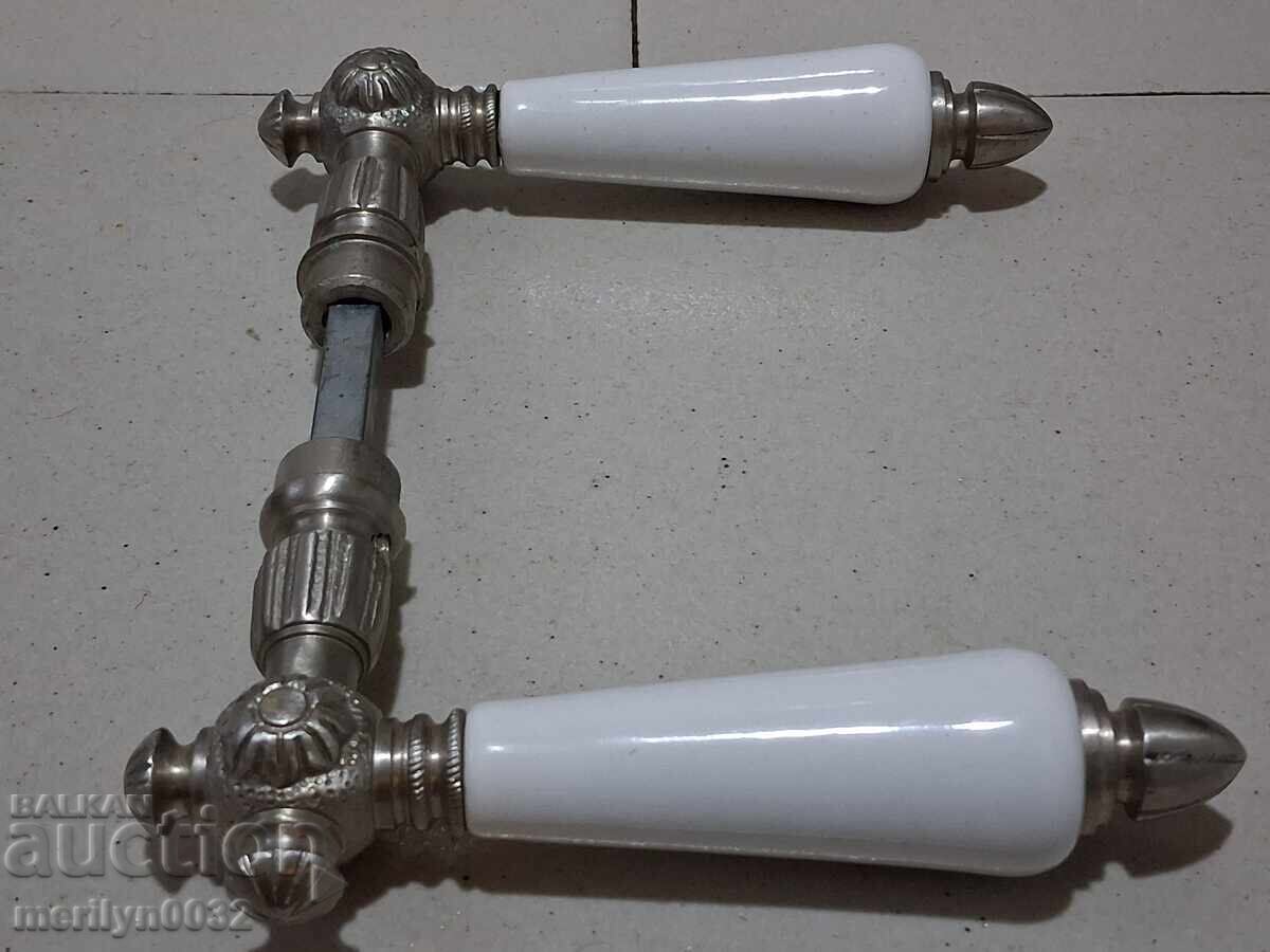 Стара брава бронзов обков ръкохватки с порцелан