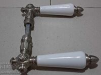 Broască veche cu accesorii din bronz, mânere cu porțelan