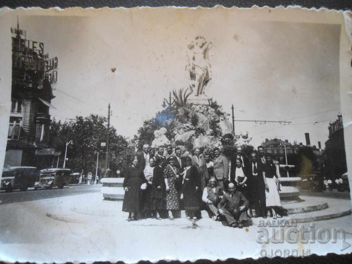 Fotografie veche, Montpellier, Monumentul din piață cu preț 1.00 BGN | € 0.51 Fotografie veche, Montpellier, Monumentul din piață cu preț 1.00 BGN | € 0.51
