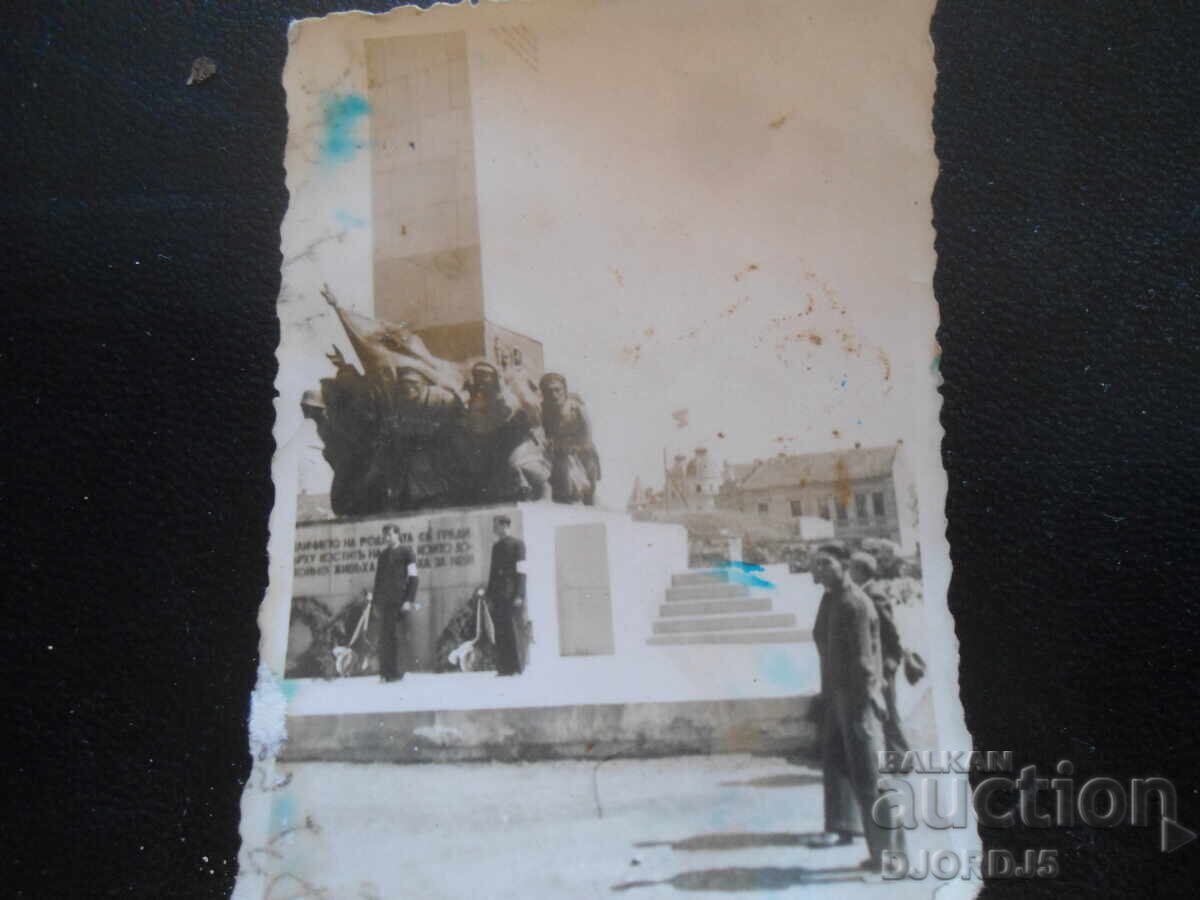 Παλιά φωτογραφία, 6 Μαΐου 1944, Μνημείο των "Νικών"
