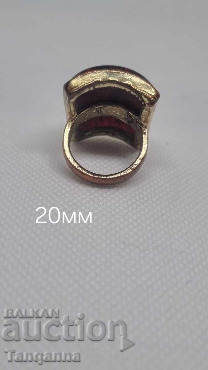 Un inel vechi cu preț 25.00 BGN | € 12.78 Un inel vechi cu preț 25.00 BGN | € 12.78