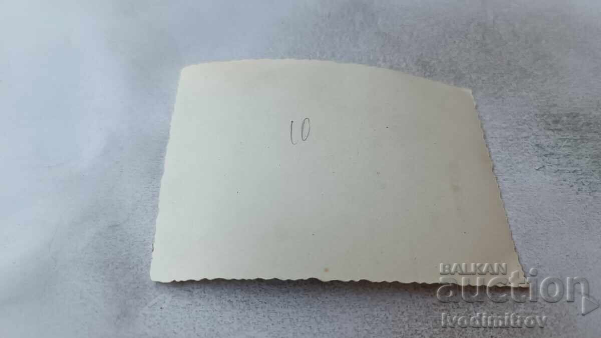 Φωτογραφία Νέου και μικρού αγοριού με ρετρό ποδήλατο με τιμή 1.85 BGN | € 0.95