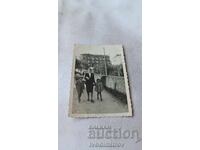 Φωτογραφία Σοφία Γυναίκα, αγόρι και κορίτσι σε μια βόλτα