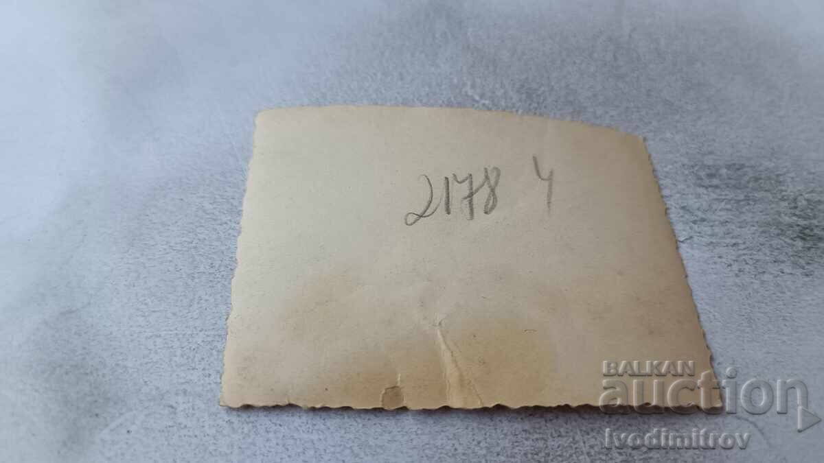 Foto Băiat și fată pe plajă cu preț 1.65 BGN | € 0.84