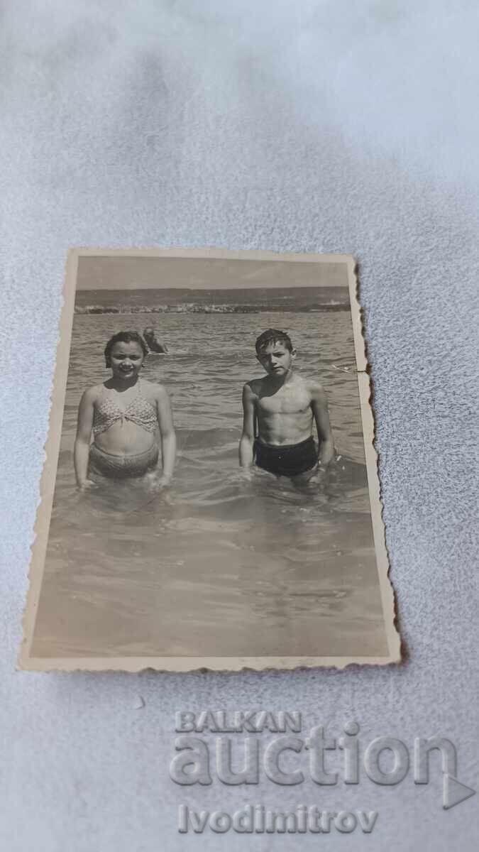 Foto Băiat și fată pe plajă