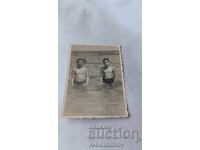 Foto Băiat și fată pe plajă