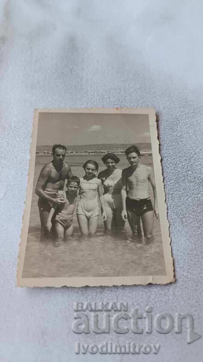 Снимка Семейство на брега на морето