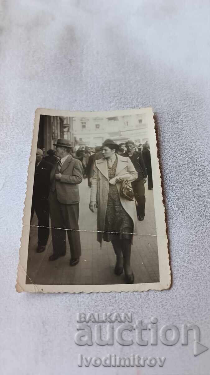 Φωτογραφία Σοφία Άνδρας και γυναίκα στο πεζοδρόμιο