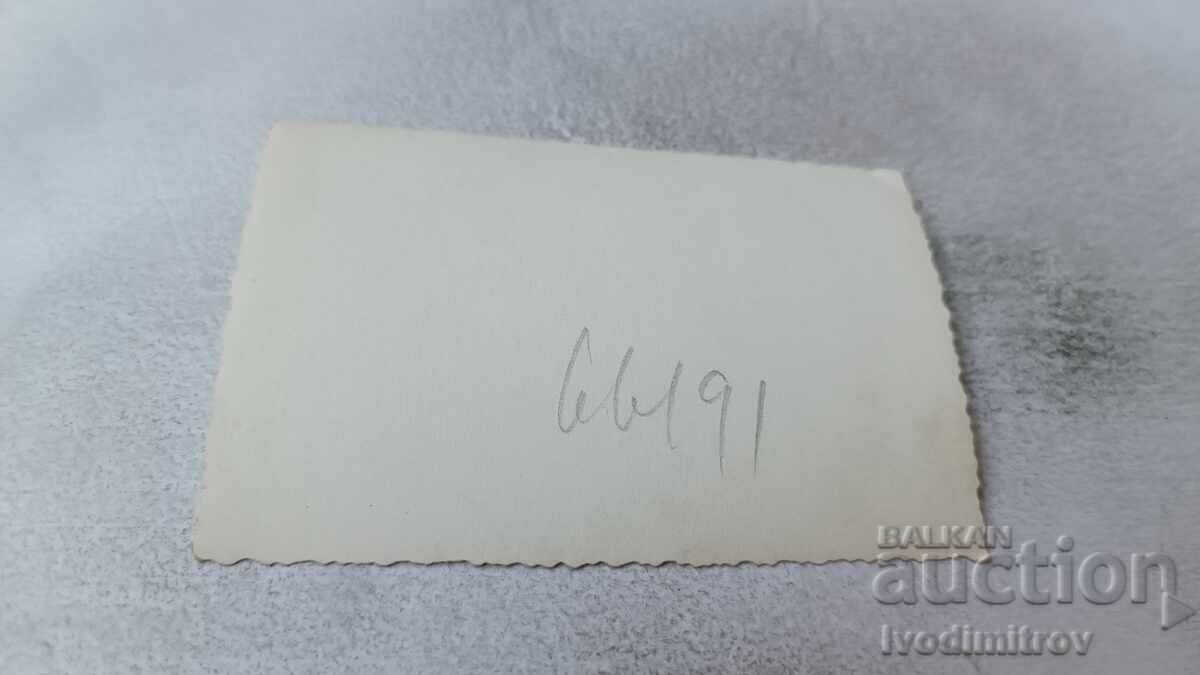 Снимка София Мъж и жена на тротоара с цена 1.85 лв. | € 0.95 Снимка София Мъж и жена на тротоара с цена 1.85 лв. | € 0.95