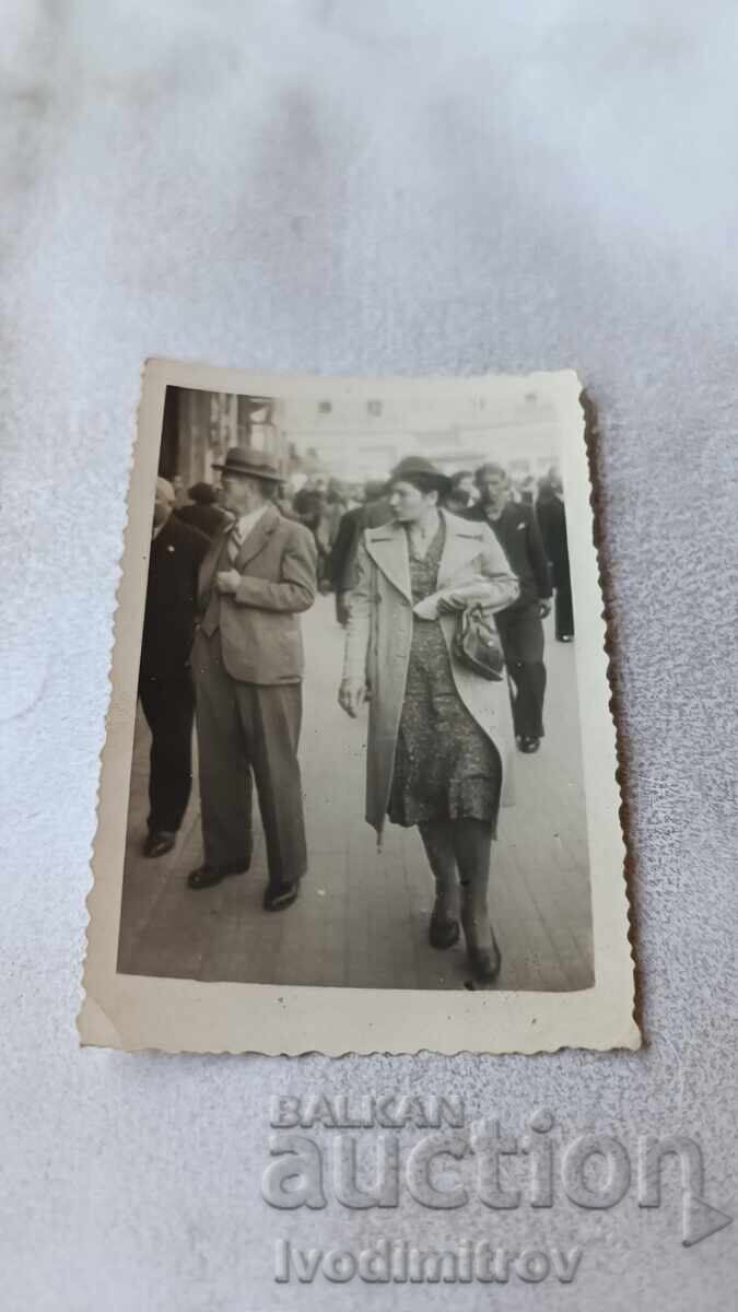 Снимка София Мъж и жена на тротоара Снимка София Мъж и жена на тротоара