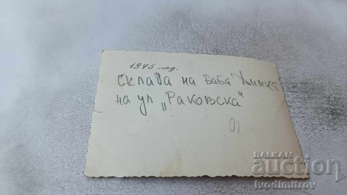 Φωτογραφία Σόφια Άνδρας πάνω σε σωρό βαρελιών στην πυρά της γιαγιάς Ντίνκα με τιμή 3.45 BGN | € 1.76