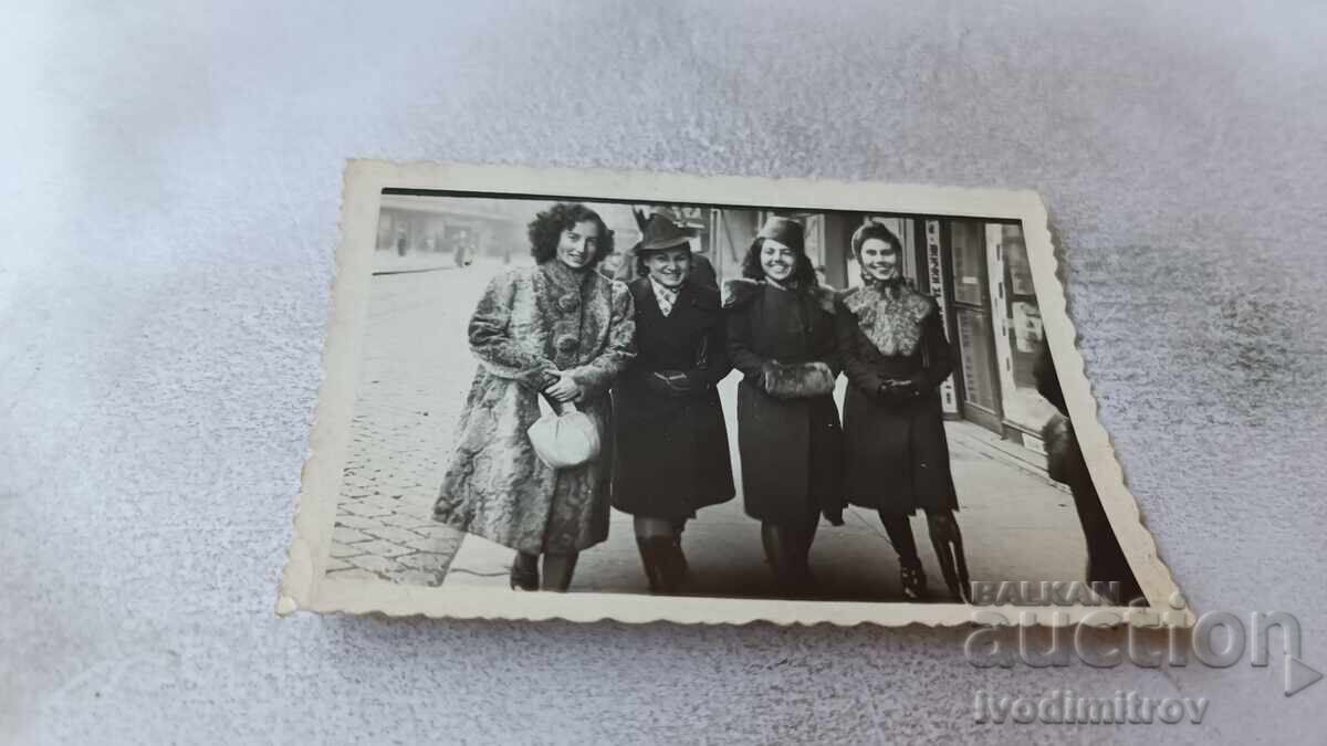 Снимка София Четири млади жени на площад Славейков