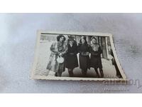 Φωτογραφία Σόφιας: Τέσσερις νεαρές γυναίκες στην πλατεία Σλαβεΐκοφ