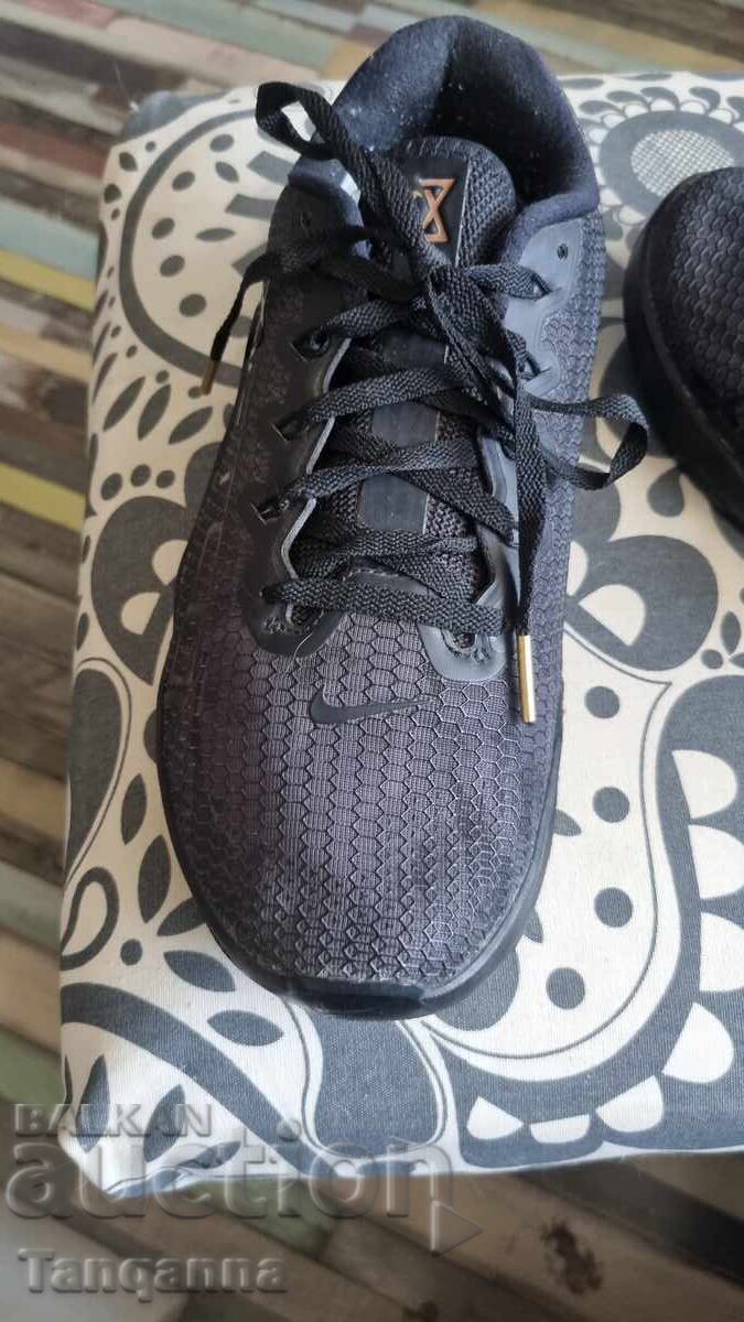 Pantofi sport NIKE 40 cu preț 40.00 BGN | € 20.45 Pantofi sport NIKE 40 cu preț 40.00 BGN | € 20.45