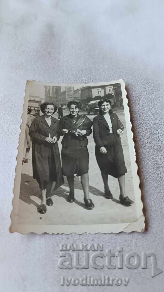 Fotografie Sofia Trei femei tinere la plimbare 1939