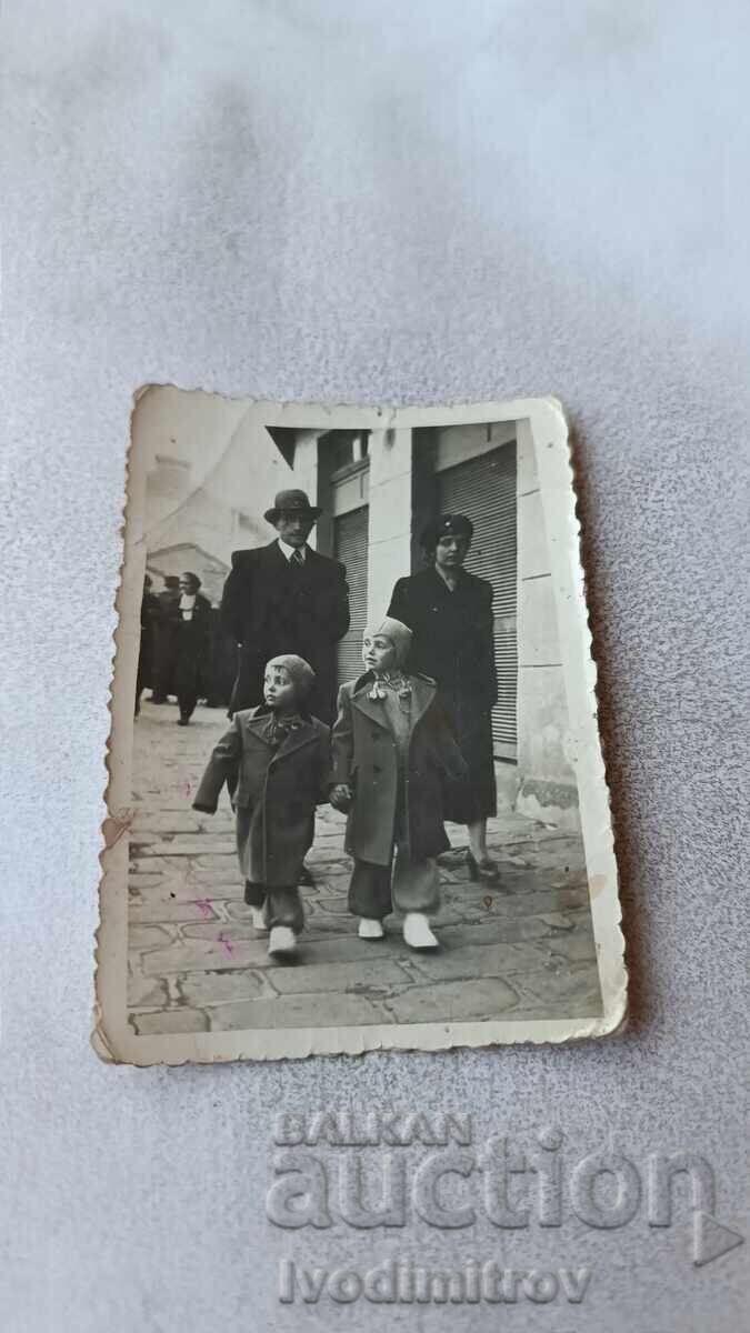 Photo Sofia Man woman boy and girl on a walk