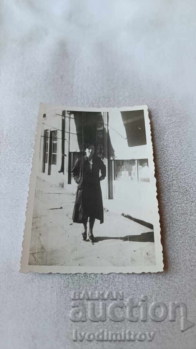 Снимка София Млада жена на разходка Снимка София Млада жена на разходка