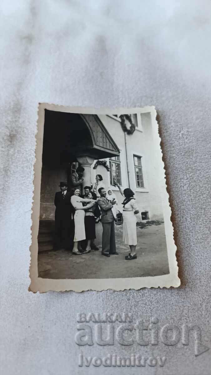 S-ka Nedelishte Mŭzhe zheni i bebe pred Nedelishtniya manastir 1939