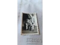 S-ka Nedelishte Mŭzhe zheni i bebe în fața Mănăstirii Nedelishte 1939