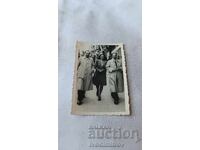 Photo Sofia Two men and a young girl on a walk