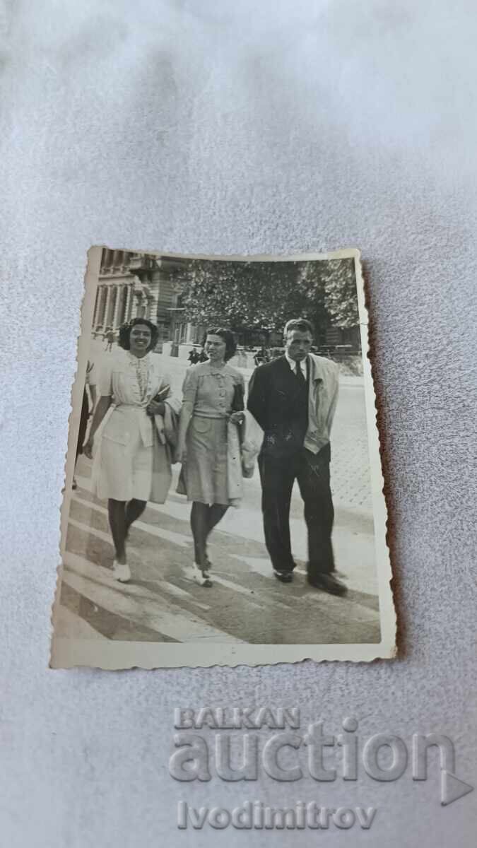 Снимка София Мъж и две жени на бул. Царъ Освободителъ