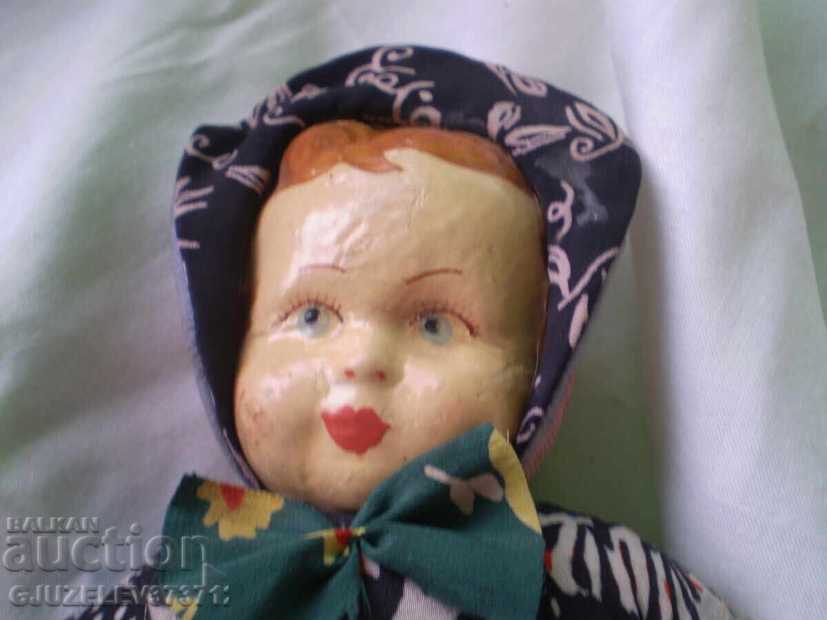 Стара кукла лице папиемаше тялото е изработено от плат с цена 210.00 лв. | € 107.37