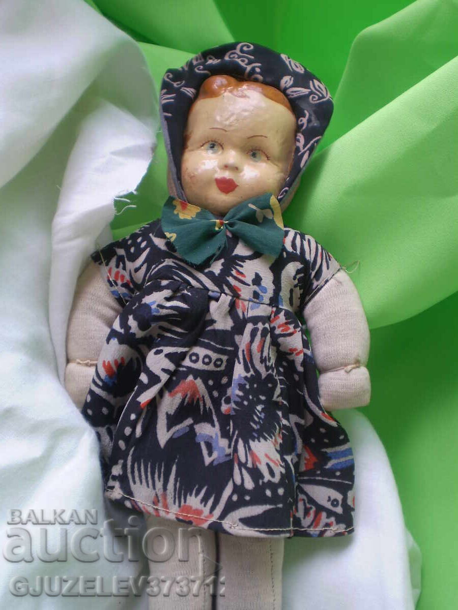 Аукцион Стара кукла лице папиемаше тялото е изработено от плат