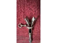 Suport de carne antic cu mâner argintat