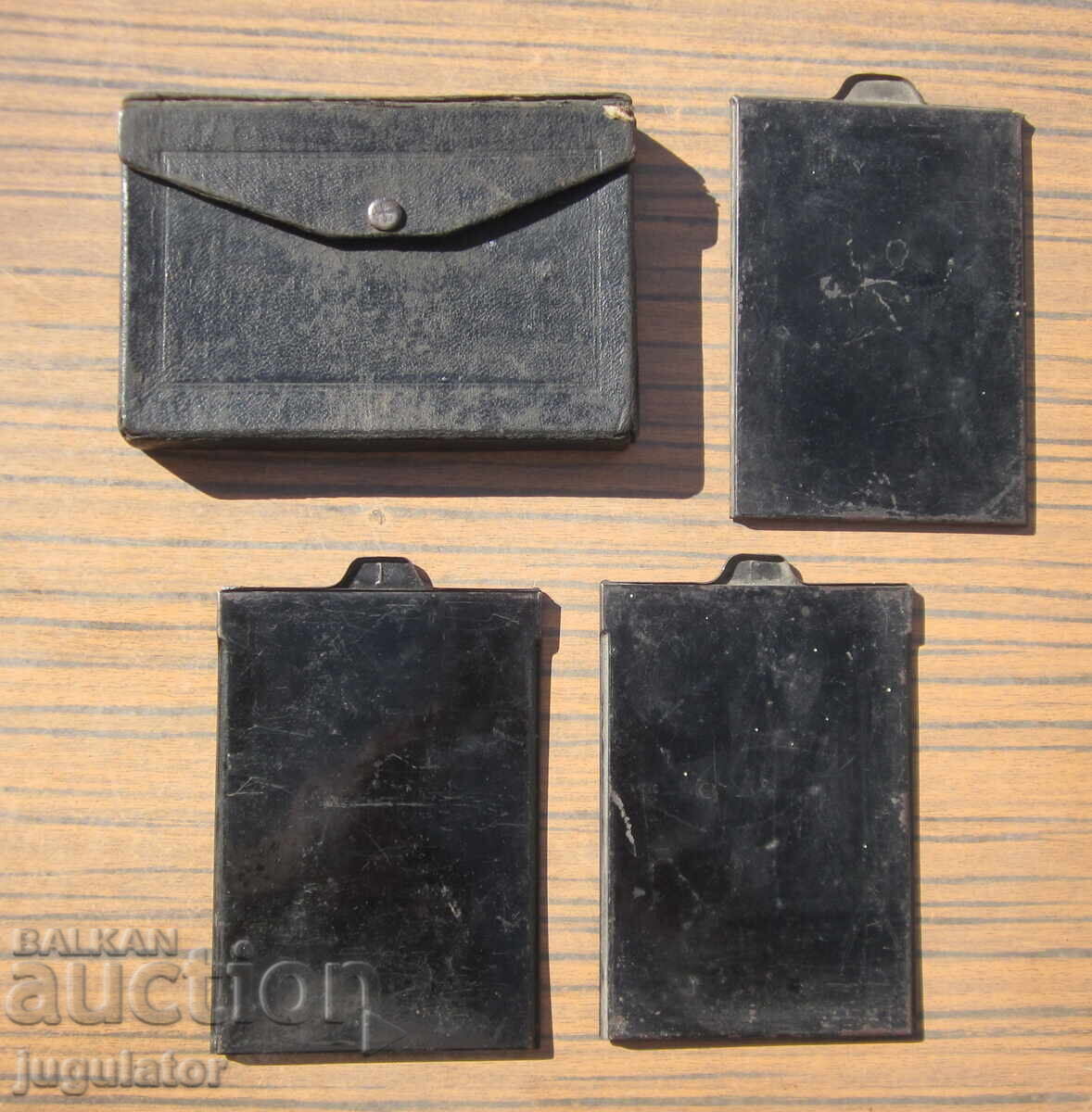 Livrarea Discuri vechi în husă pentru aparat foto vechi cu burduf