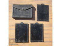 Παλιά πλάκα σε θήκη για παλιά μηχανή φωτογραφίας με φυσαρμόνικα