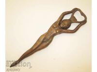 Παλιά χάλκινη, στιβαρή ανοιχτήρι με ερωτική φιγούρα γυμνής γυναίκας