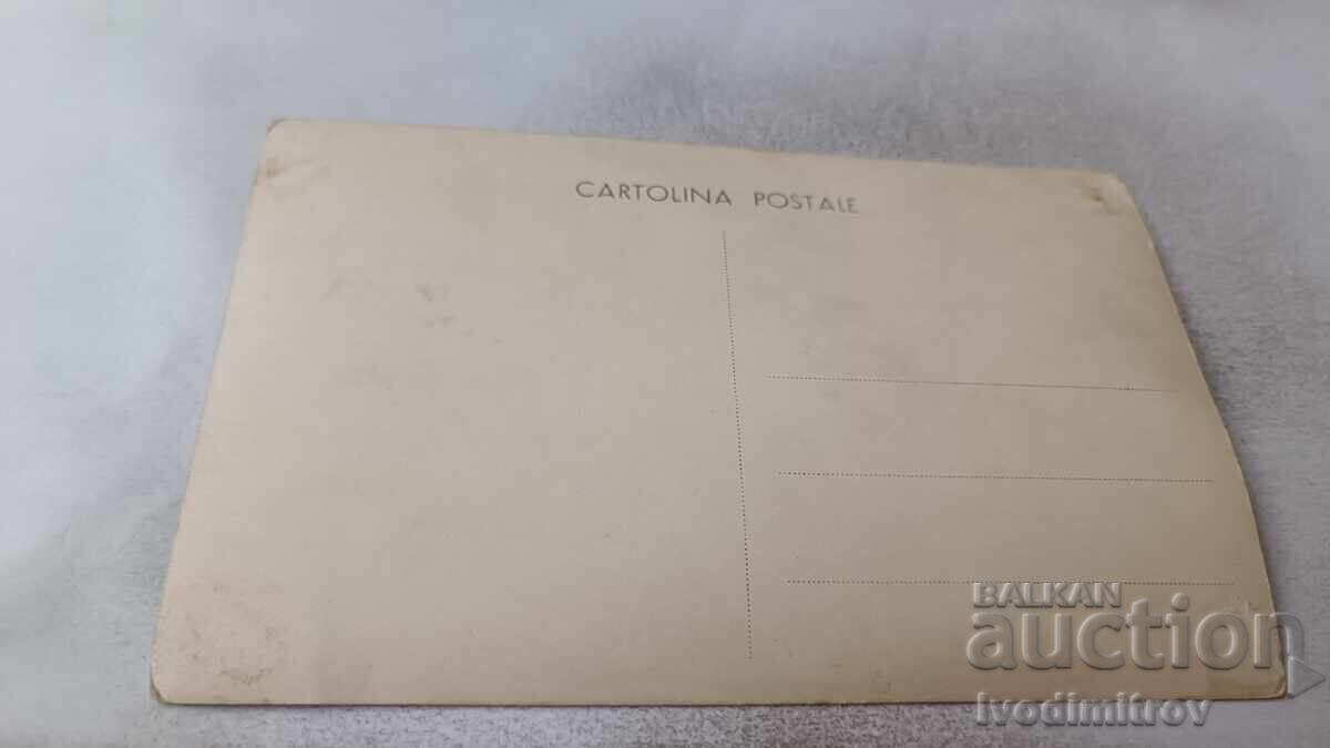 Φωτογραφία Ντόμπρι Ντολ, Άνδρες και Γυναίκες μπροστά από το Μοναστήρι με τιμή 2.45 BGN | € 1.25