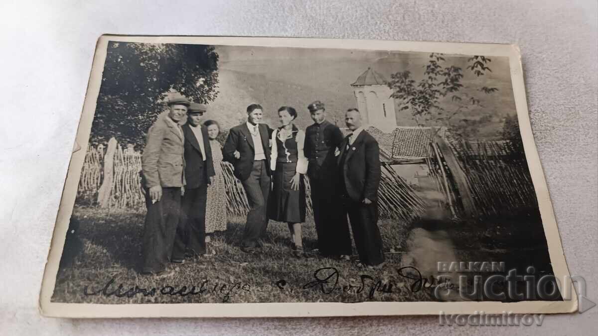 Φωτογραφία Ντόμπρι Ντολ, Άνδρες και Γυναίκες μπροστά από το Μοναστήρι