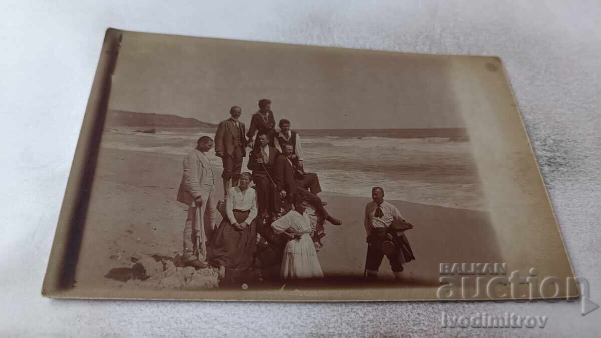 Foto Bărbați și femei pe plajă Foto Bărbați și femei pe plajă