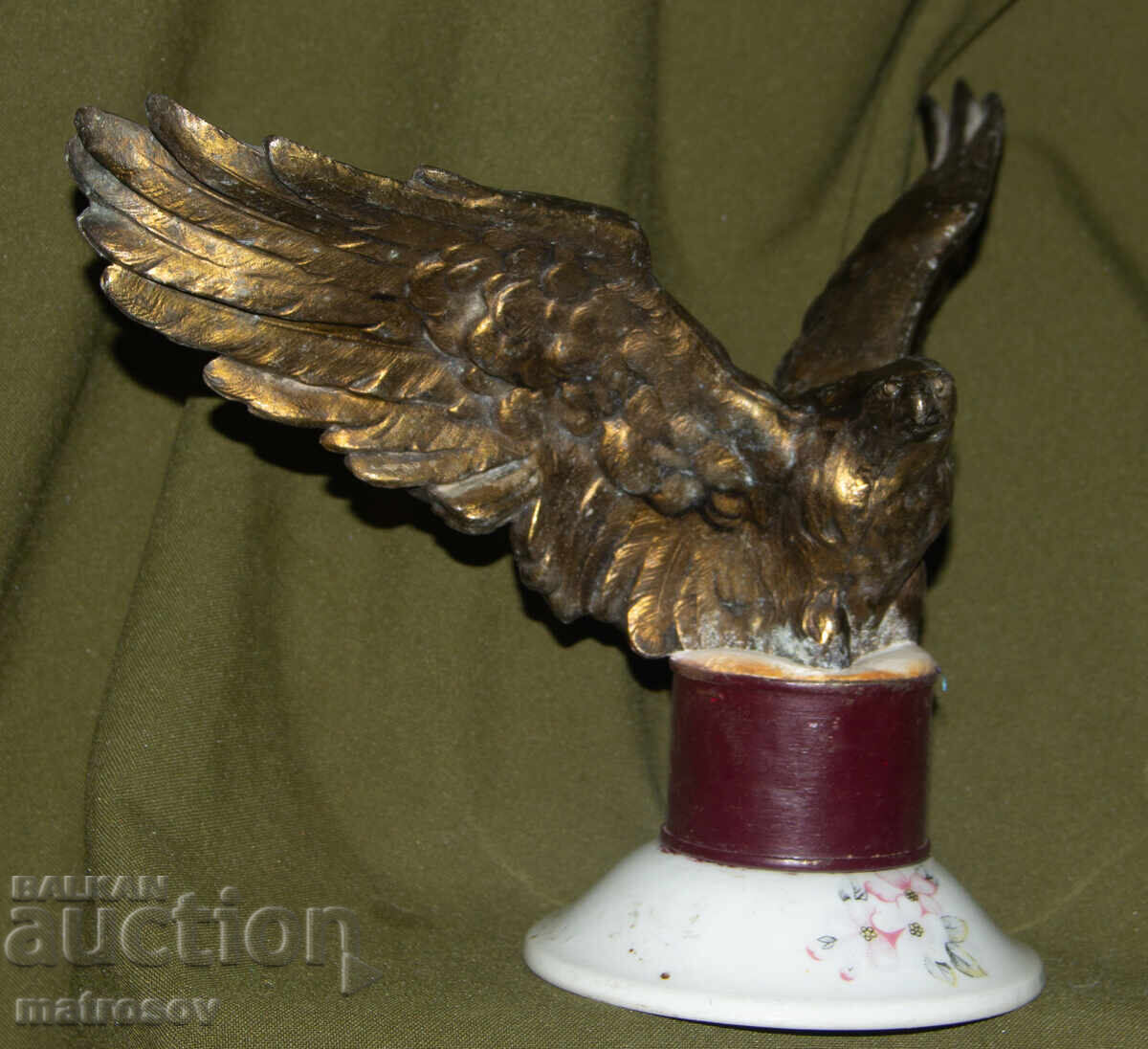 Παράδοση Παλαιό χάλκινο γλυπτό αετού με ανοιχτά φτερά