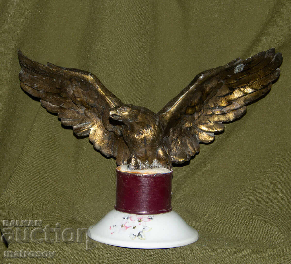 Παλαιό χάλκινο γλυπτό αετού με ανοιχτά φτερά