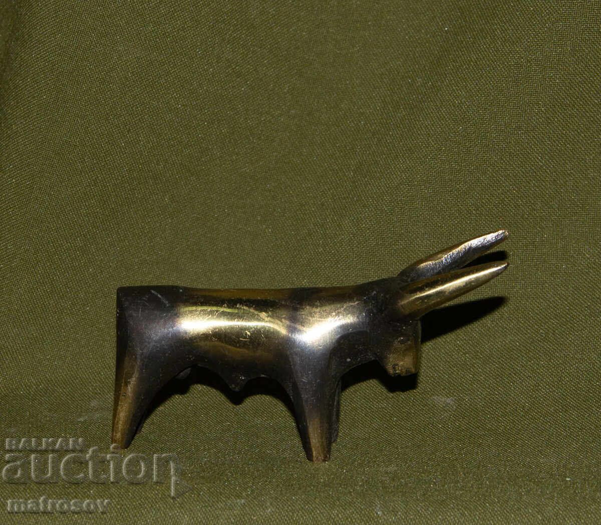 Μικρό χάλκινο γλυπτό ταύρου, χειροποίητο με τιμή 140.00 BGN | € 71.58