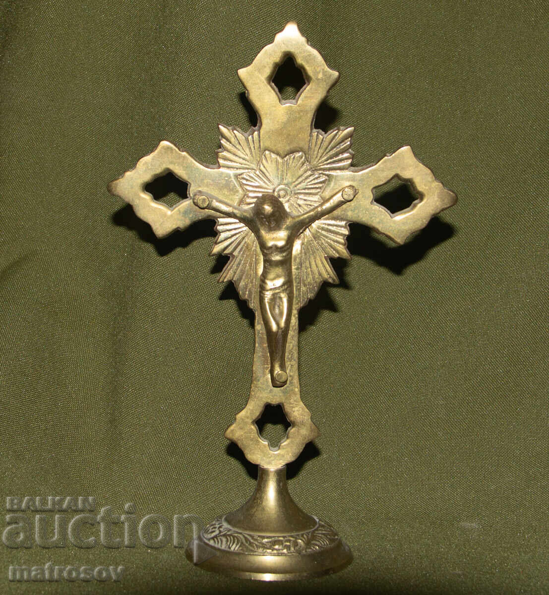 Licitație Cruce decorativă de masă din alamă, crucifix