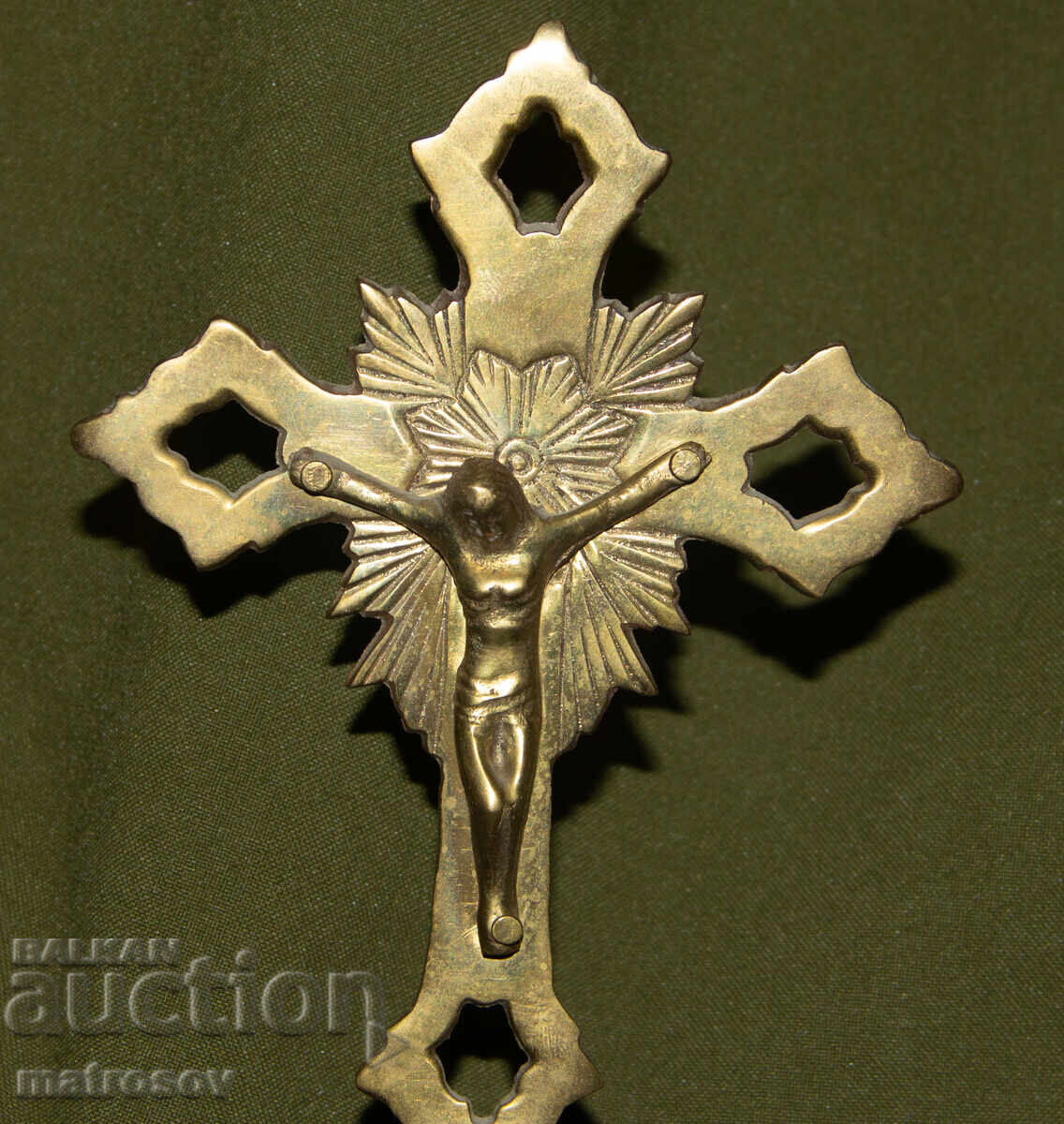 Livrarea Cruce decorativă de masă din alamă, crucifix