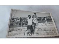 Fotografie Ohrid Bărbați și două femei lângă Lacul Ohrid 1943