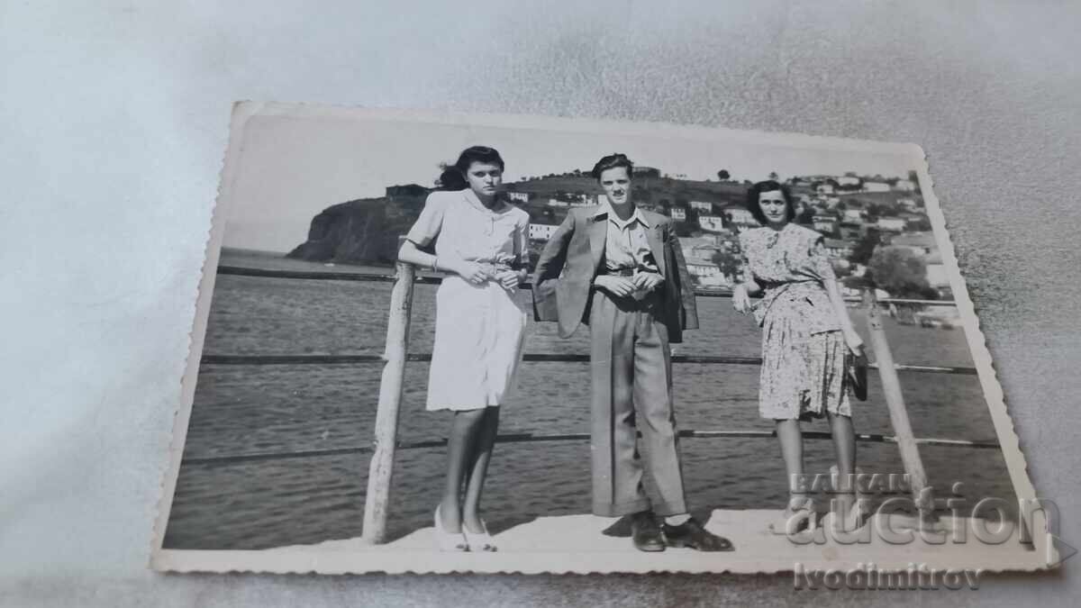 Φωτογραφία Οχρίδας: Άνδρας και δύο νεαρές γυναίκες δίπλα στη λίμνη Οχρίδα