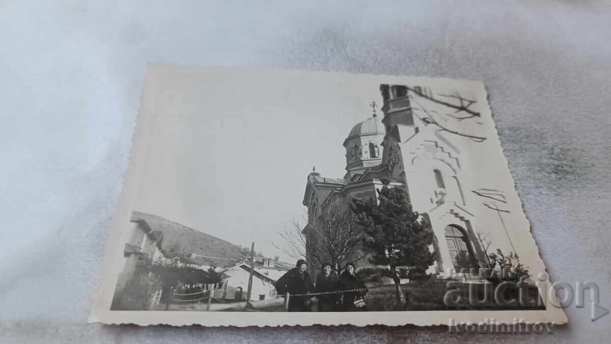 Φωτογραφία Τριών Γυναικών μπροστά από Εκκλησία