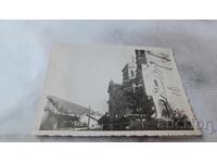 Φωτογραφία Τριών Γυναικών μπροστά από Εκκλησία