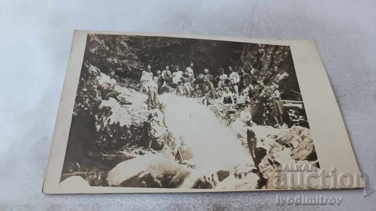 Φωτογραφία Άνδρες γυναίκες παιδιά και πνευματικό πρόσωπο σε ορμητικό ρέμα