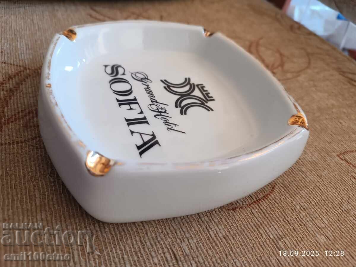 Cenușeră Grand Hotel Sofia porțelan Kitka Novi Pazar cu preț 12.00 BGN | € 6.14