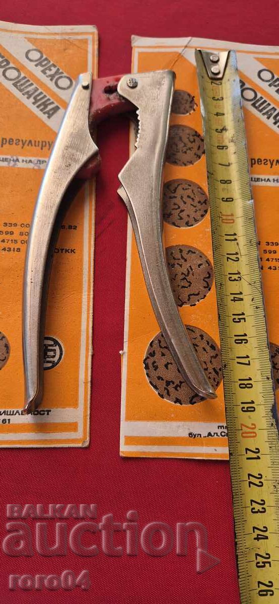 Auction  NUT CRACKER - ADJUSTABLE - SOCIALIST - PRB