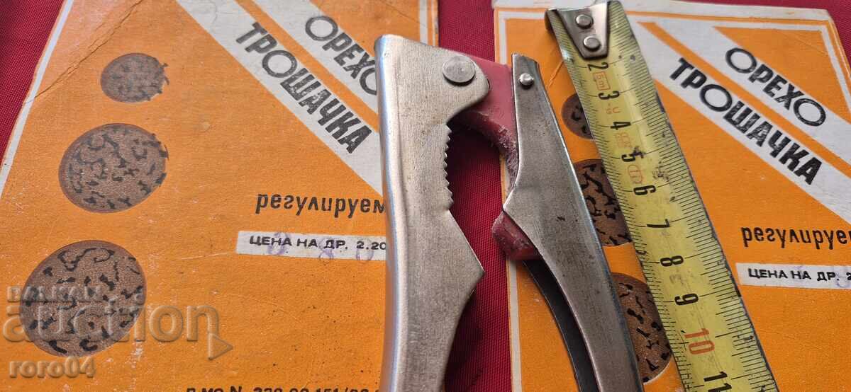 NUT CRACKER - ADJUSTABLE - SOCIALIST - PRB - 5