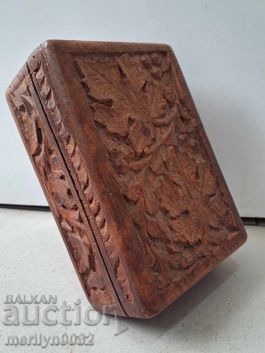Παλιό ξύλινο κουτί καρυδιάς με σκαλιστά σχέδια για κοσμήματα, κόσμημα, στολίδι με τιμή 76.00 BGN | € 38.86